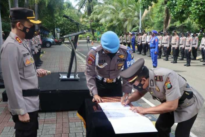 Kapolres Kep Seribu Pimpin Upacara Sertijab Kabag SDM dan Kasat Polairud