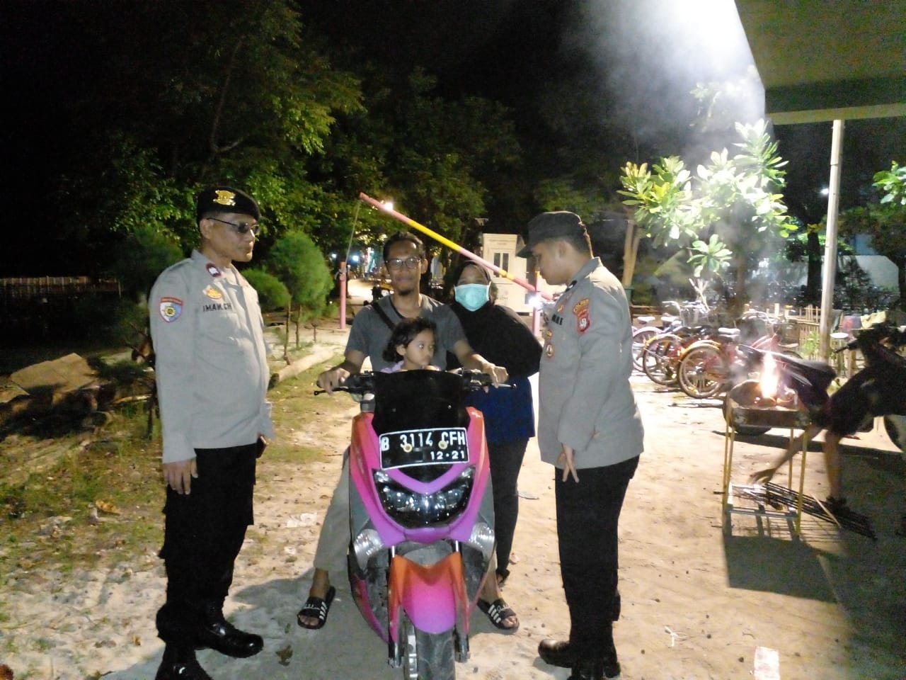 Patroli Malam Polsek Kepulauan Seribu Selatan untuk Mencegah Kenakalan Remaja dan Memastikan Keamanan Wilayah