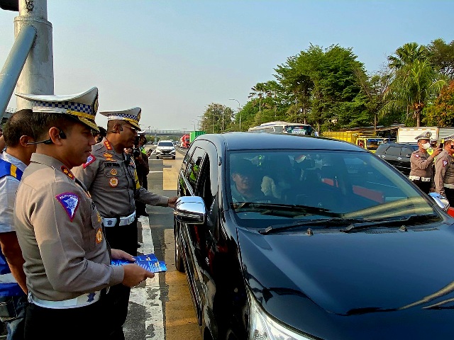 Dirlantas Polda Metro Jaya Terjun Langsung Beri Himbauan Dan Teguran Pada Pelanggar Lalu Lintas