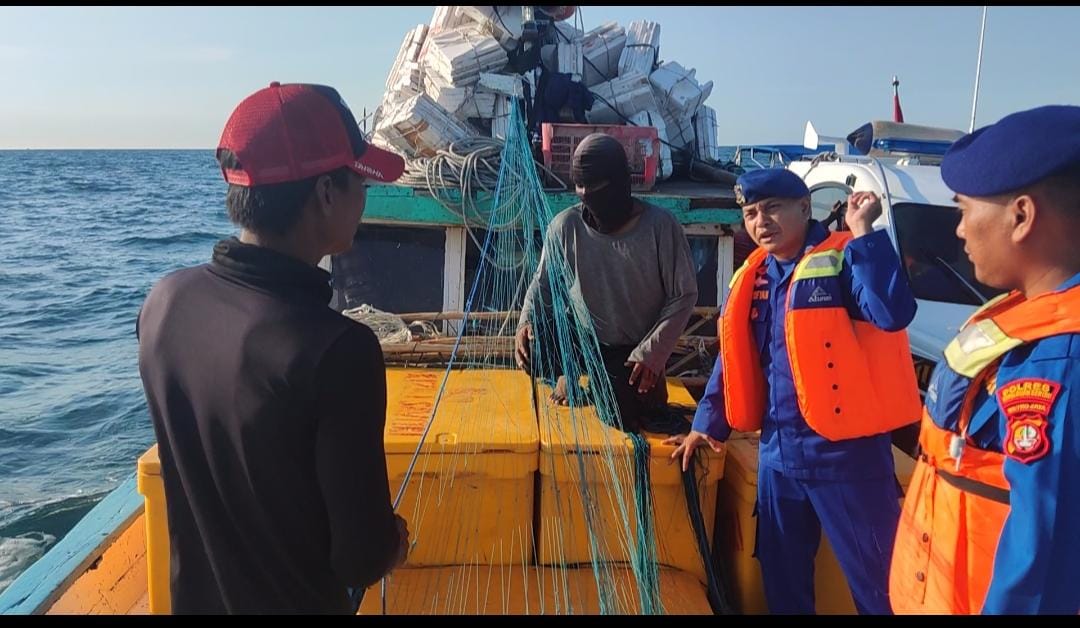 Team Patroli Satpolair Polres Kepulauan Seribu Jalankan Patroli Laut dengan Kapal Patroli KP. VII - 40 - 203 di Pulau Untung Jawa