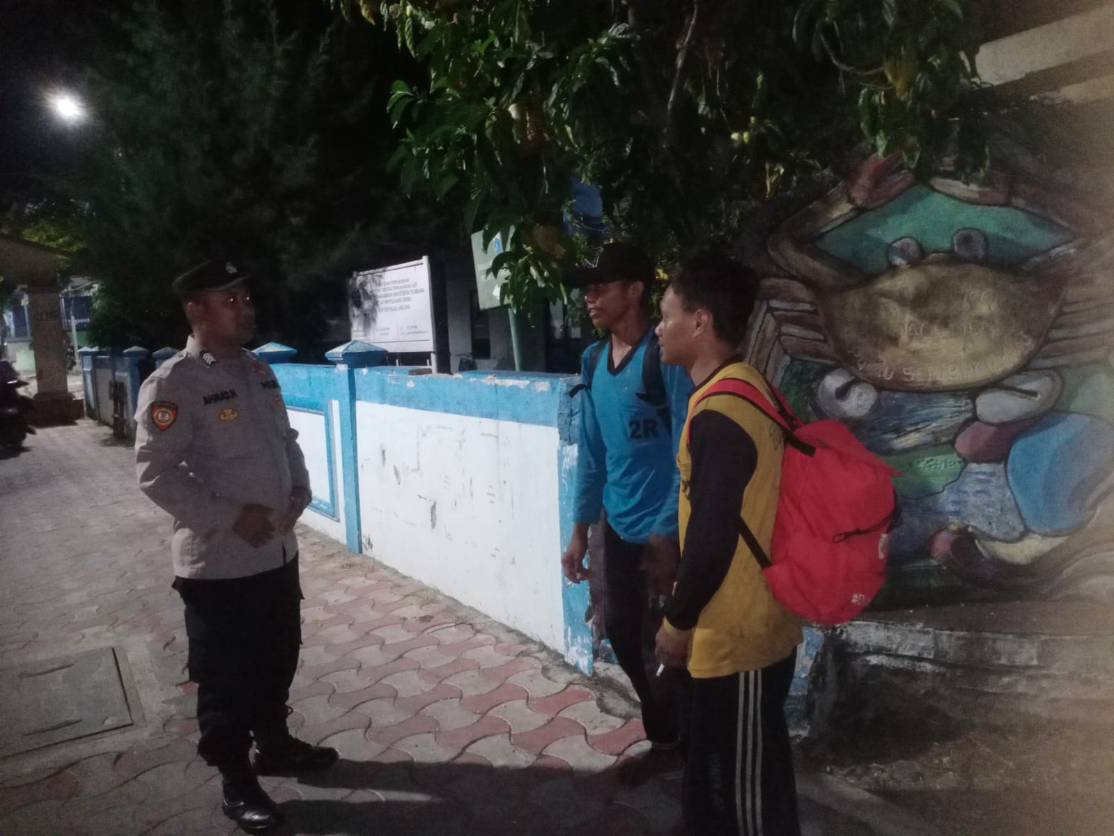 Polsek Kepulauan Seribu Selatan Lakukan Patroli Malam Sambang Warga untuk Antisipasi Bahaya Hoax