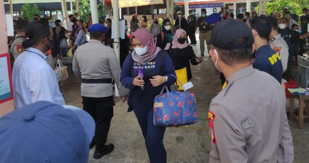 Di Dermaga Marina Ancol,174 Penumpang Kapal Ke Pulsu Dapat Pengawasan ProKes Ketat Dari Personel Polres Kep Seribu