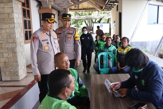 Jumat Peduli di Marina Ancol, Polres Kepulauan Seribu Bagikan Pemeriksaan Kesehatan dan Sembako untuk Ojol