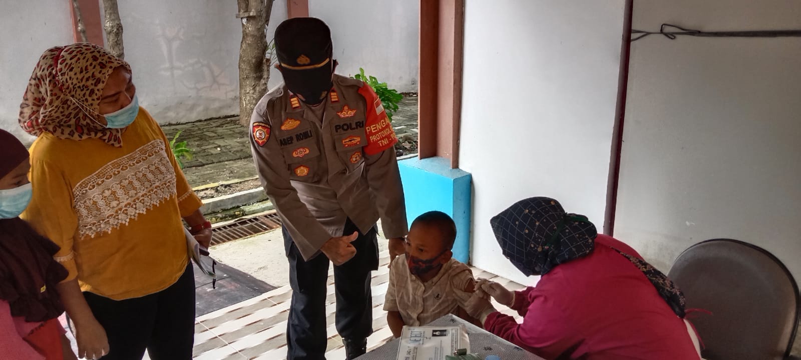 Di Acara Gebrak Vaksinasi COVID-19 di Pulau Kelapa, Kapolsek Kepulauan Seribu Utara Ajak Warga Terapkan ProKes dan Lengkapi Suntik Vaksin