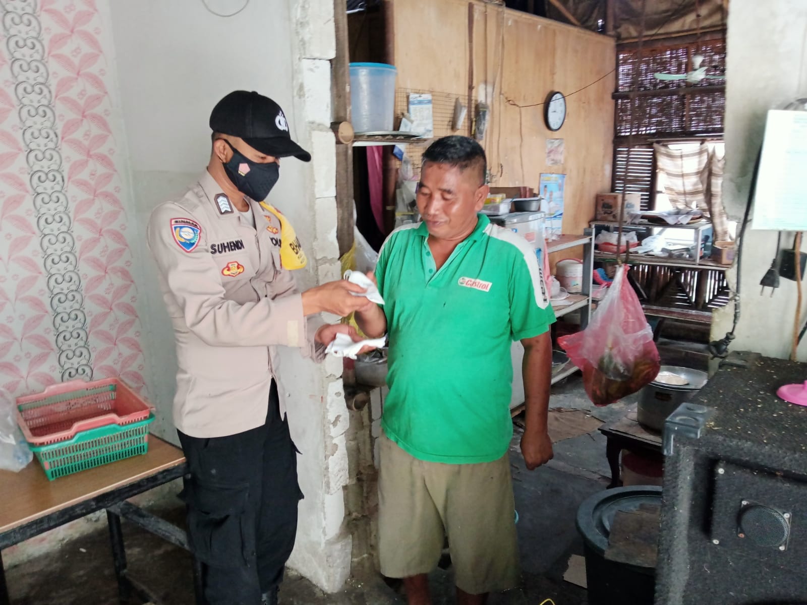 Sembari Bagikan Masker, Polsek Kep Seribu Utara Sampaikan Himbau ProKes