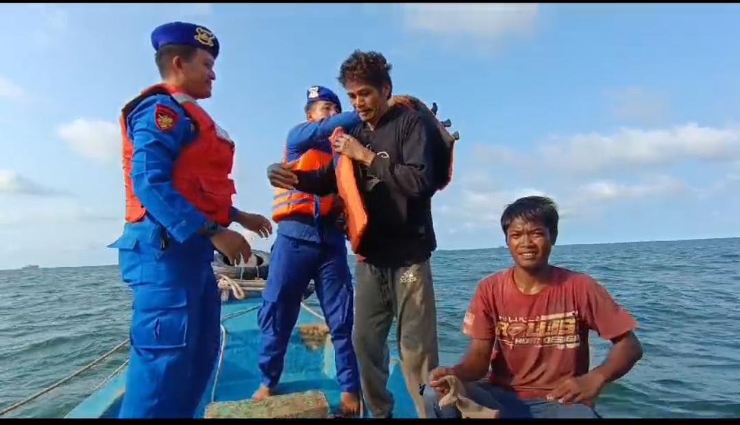Satpolairud Polres Kepulauan Seribu Bagikan Takjil dan Life Jacket Gratis dalam Patroli Laut  