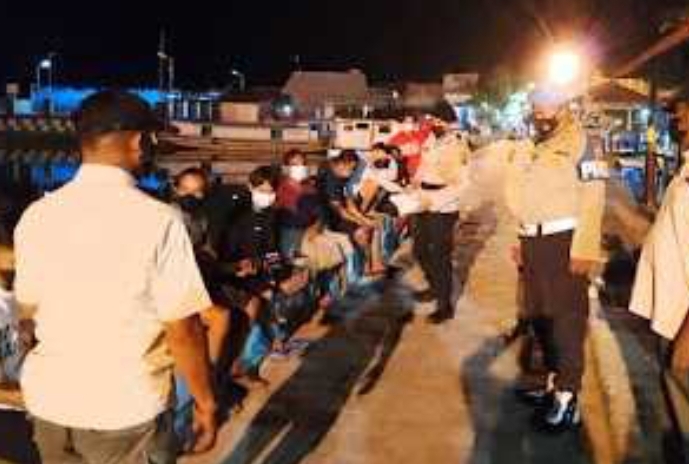 Patroli Pengawasan ProKes Malam Hari Polsek Kep Seribu Utara Himbau Warga Tidak Berkerumun dan Bagikan Masker