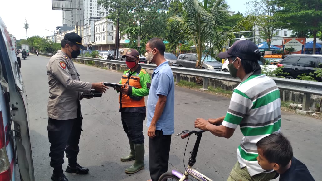 Jumat Barokah, Polsek Pademangan Bagikan 100 Box Nasi Kotak ke Warga Tak Mampu