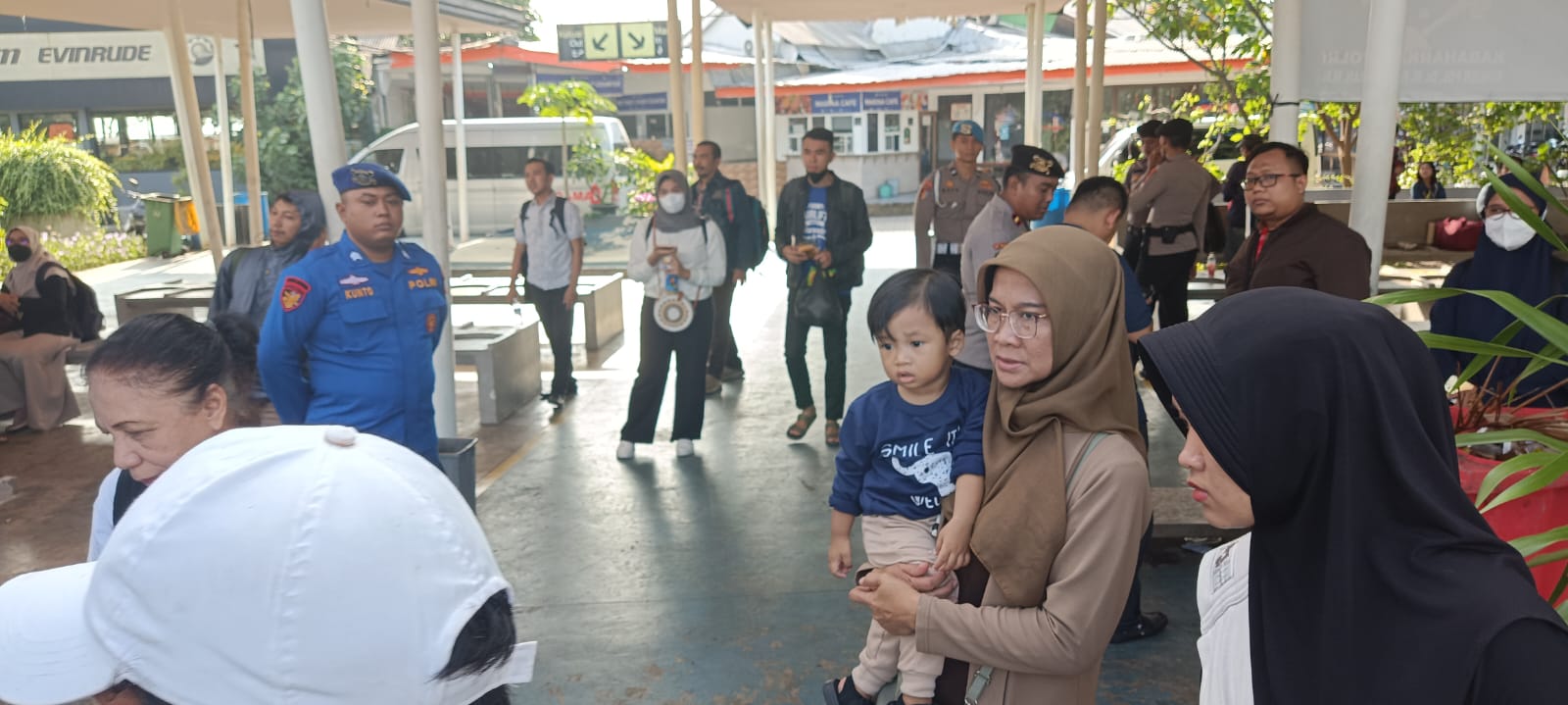Anggota Pengamanan Dermaga Marina Himbau Penumpang Pakai Life Jacket