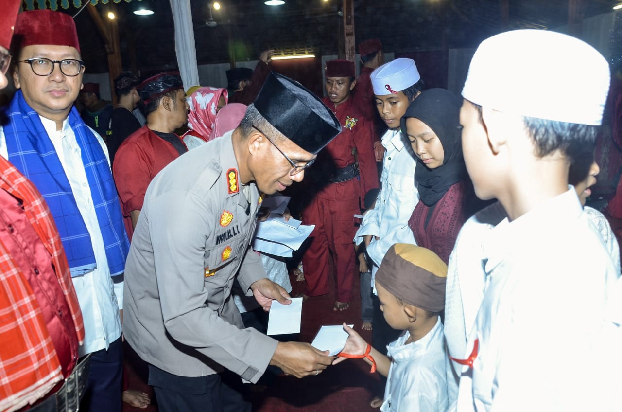 Jalin Silaturahmi Polres Jaktim Hadiri Pelantikan Laskar Adat Betawi Dan Berikan Yankes
