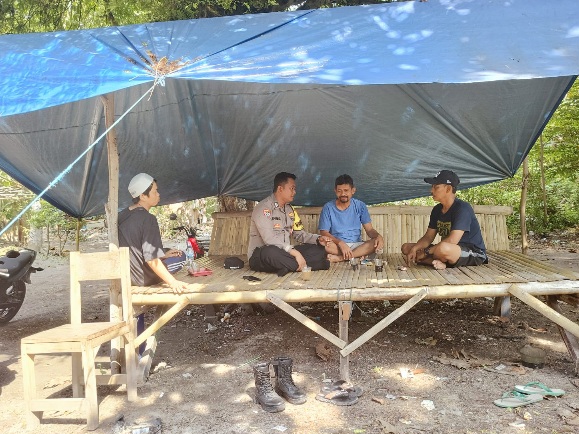 Bhabinkamtibmas Pulau Pari, Polres Kepulauan Seribu, Himbau Warga Gunakan Media Sosial Secara Bijak Menuju Pemilu 2024 yang Damai