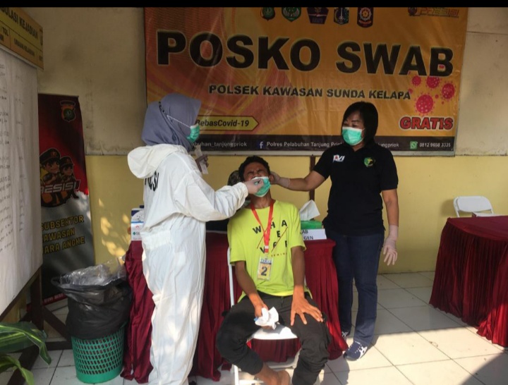 32 Warga Muara Angke yang Kembali Dari Mudik di Swab Test Polsek Sunda Kelapa