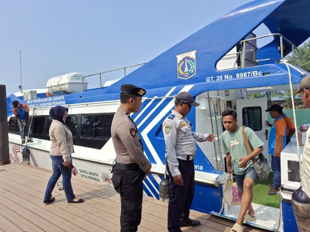 Polisi Baik Amankan Dermaga Pulau Tidung, Bantu Penumpang dan Cegah Masuknya Narkoba & Miras