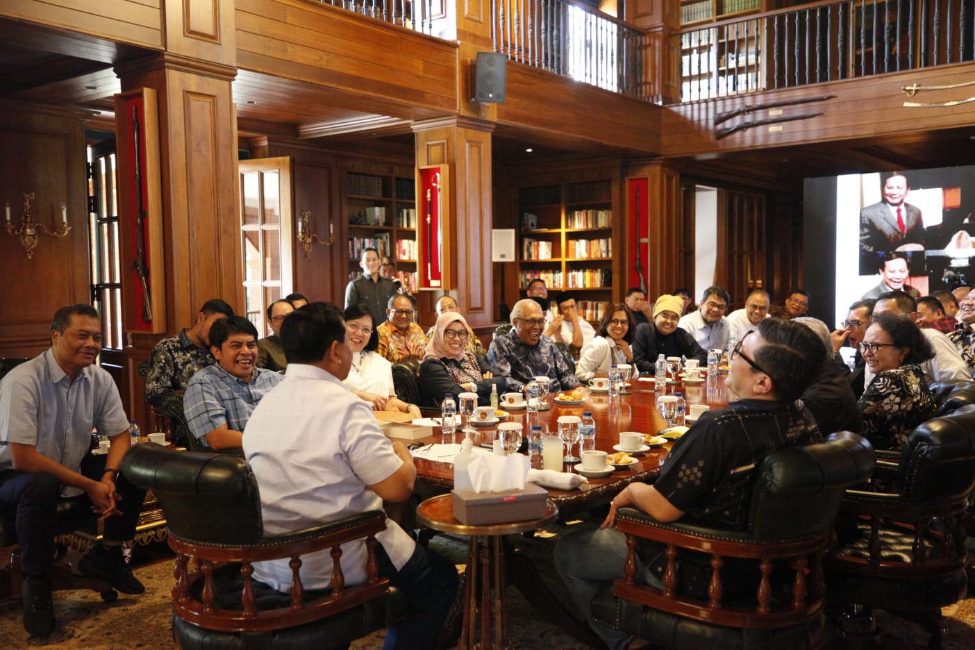 Minggu Santai Prabowo Ngopi Bareng Pemimpin Redaksi Media Nasional di Hambalang