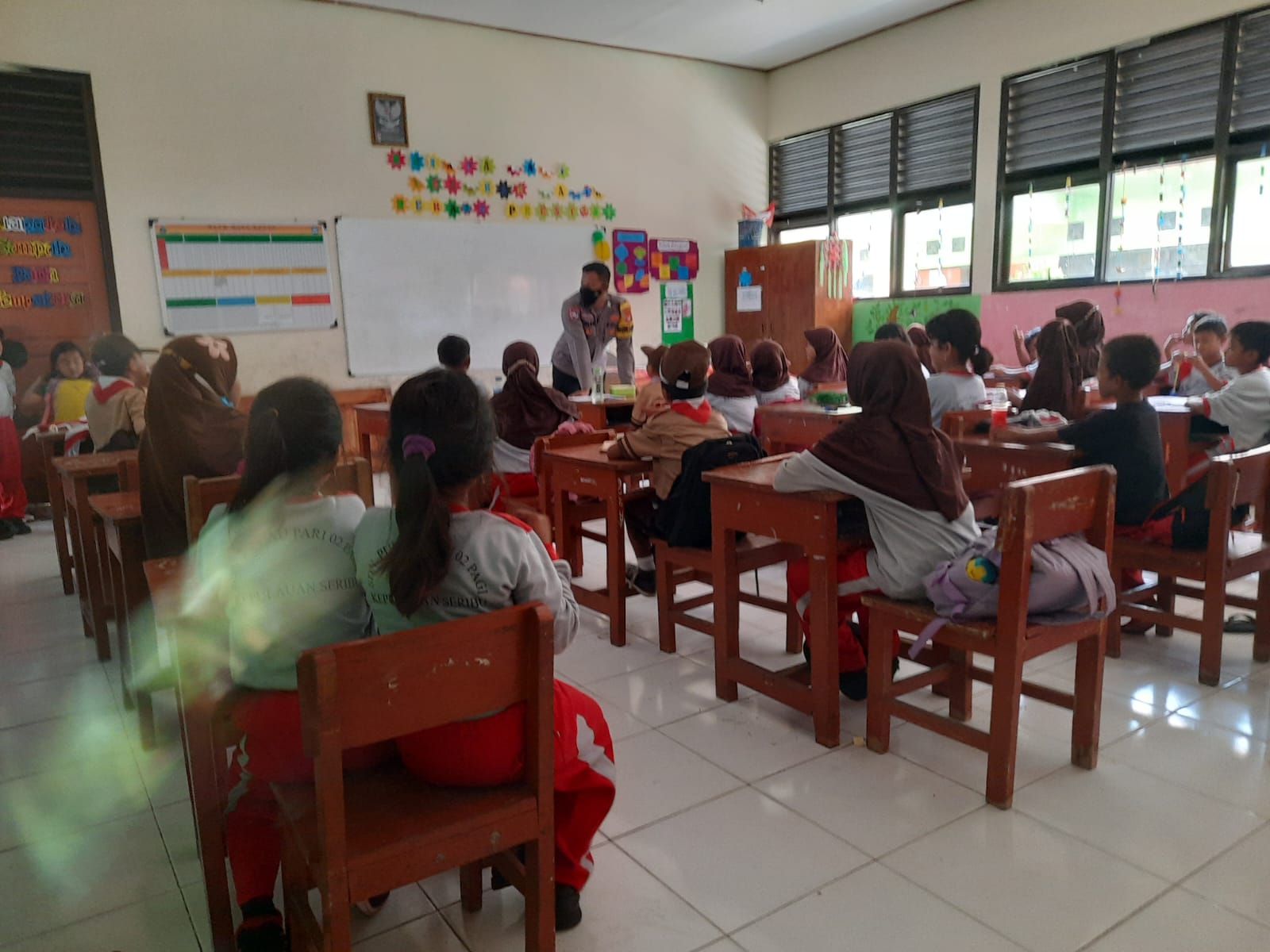 Pak Bhabin Kunjungi SDN 02 Pulau Lancang Bertajuk Police Goes to School