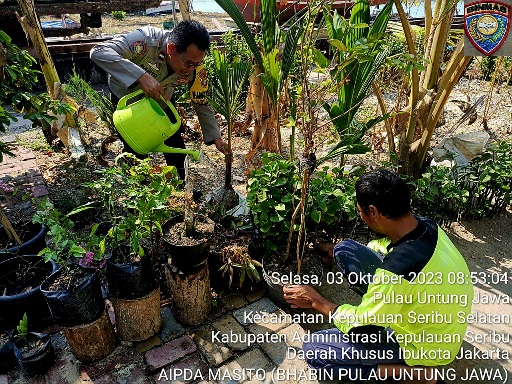Polsek Kepulauan Seribu Selatan dan Warga Bersatu Tanam Pohon untuk Bersihkan Udara