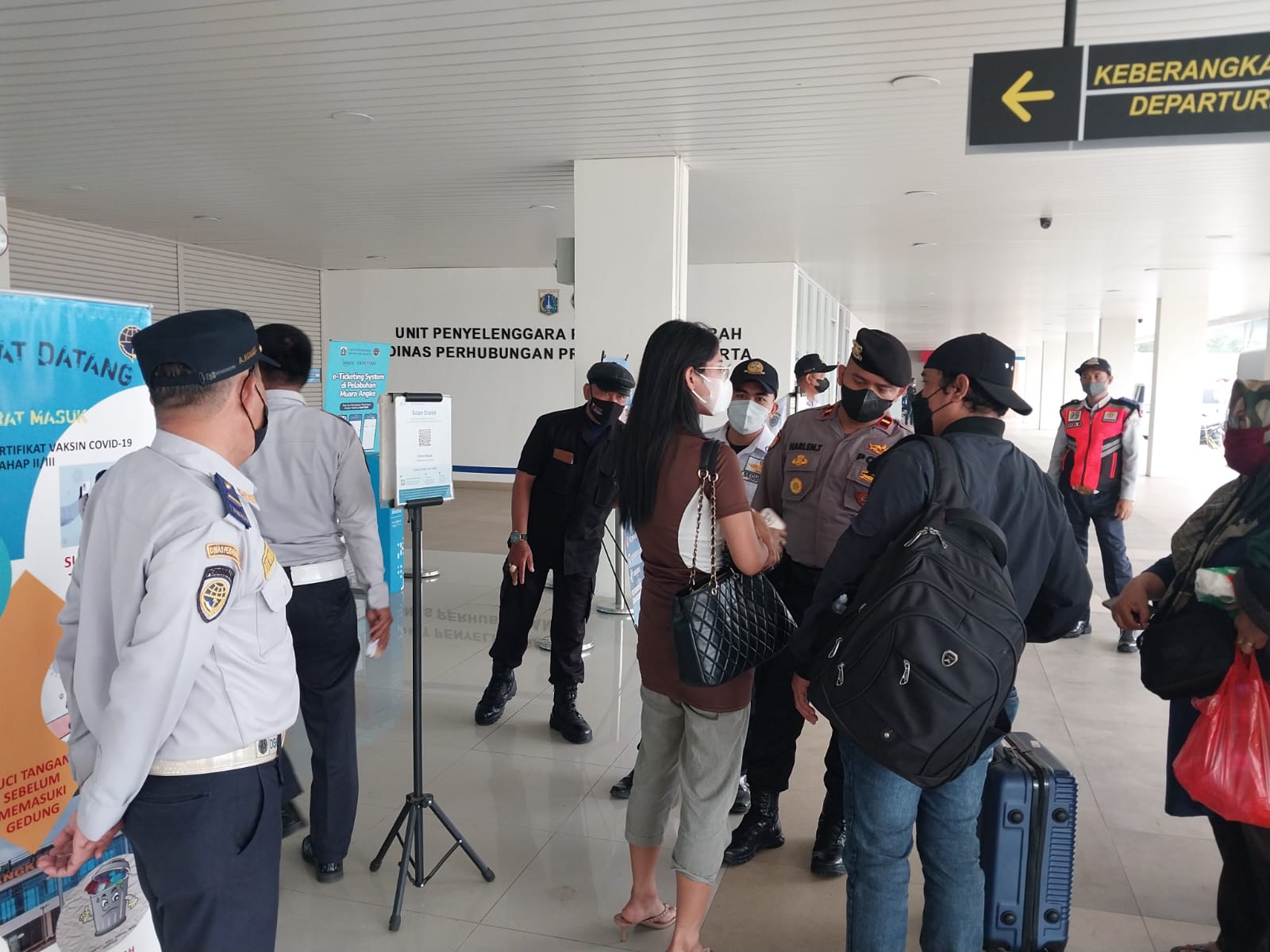 Polres Kep. Seribu Berikan Layanan Pengamanan Dermaga terhadap 197 Penumpang di Dermaga Kali Adem