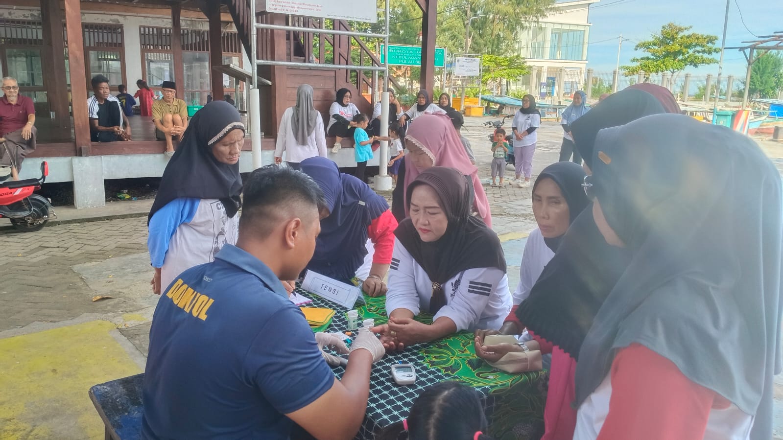 Polisi Baik dan Humanis, Bhabinkamtibmas Pulau Sabira Bersama Sidokkes Polres Kepulauan Seribu Gelar Cek Kesehatan Gratis untuk Warga