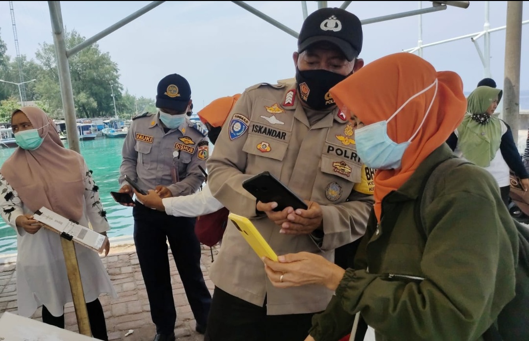 191 Warga Tiba di Kepulauan Seribu Utara Scan Barcode Aplikasi Peduli Lindungi