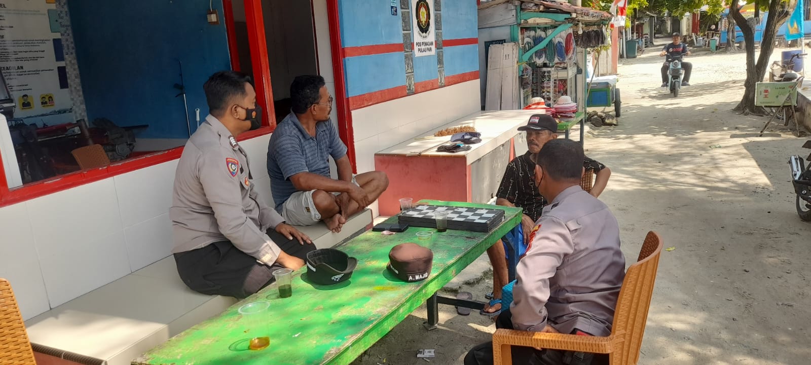 Sambang Tomas, Pak Bhabin Pulau Pari Upayakan Terciptanya Rasa Nyaman Bagi Masyarakat dan Wisatawan