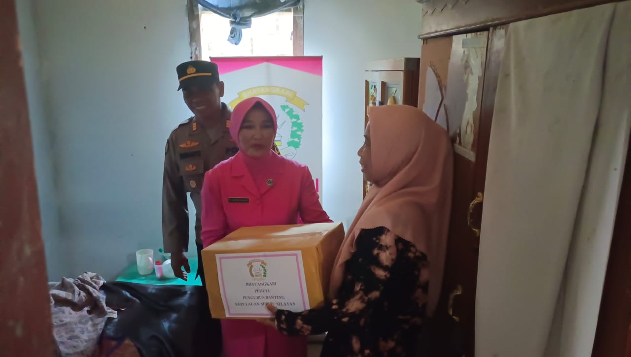 Kapolsek Kepulauan Seribu Selatan dan Bhayangkari Sambangi Warga Tua dan Sakit di Pulau Untung Jawa