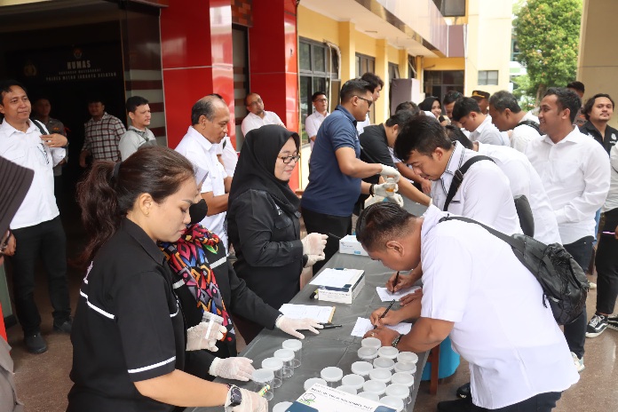 Pemeriksaan Senpi dan Tes Urine Personil Polres Metro Jakarta Selatan: Komitmen Polri dalam Penegakan Disiplin