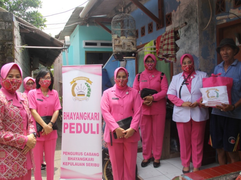 Perhatian Kepada Lansia, Bhayangkari Polres Kepulauan Seribu Baksos ke Pulau Tidung