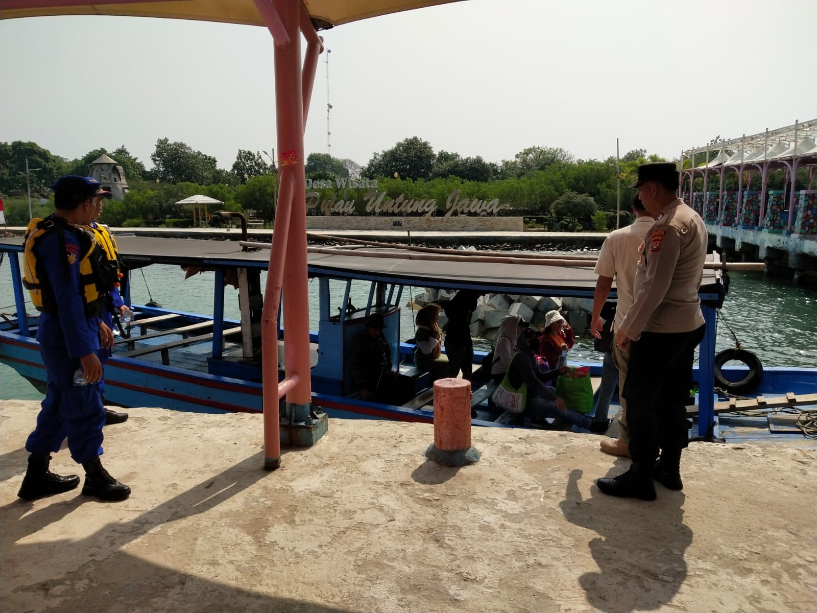 Polsek Kepulauan Seribu Selatan Memastikan Kedatangan Kapal Penumpang di Pulau Untung Jawa Berlangsung Aman dan Nyaman