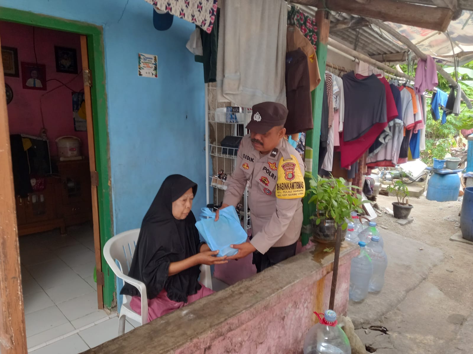 Bhabinkamtibmas Pulau Harapan Berikan Bantuan Sembako dan Uang kepada Janda Manula yang Sakit