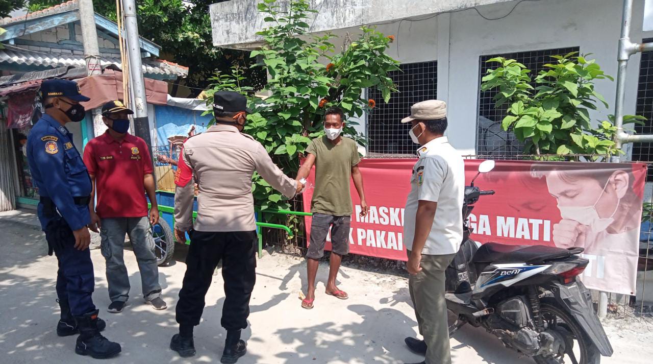 Lagi, 1.500 Masker dibagikan Polres Kep Seribu ke Warga Untuk Cegah Sebaran Covid-19