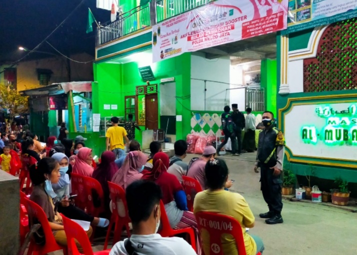 Percepat Capaian Vaksinasi Booster, Polsek Pademangan Gelar Vaksinasi Malam Usai Tarawih