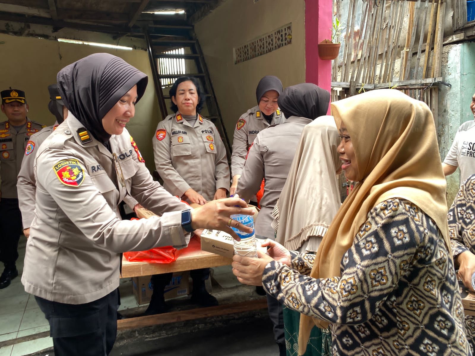 Polres Metro Jakarta Timur Bagikan 300 Paket Nasi Box Kepada Warga Kelurahan Kampung Melayu