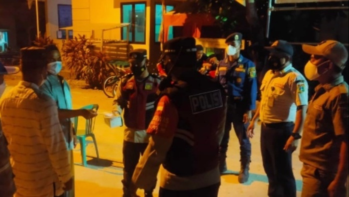 Berikan Himbauan ProKes Malam Hari, Polsek Kep Seribu Selatan Ajak Warga Patuh Aturan PPKM Level Dua