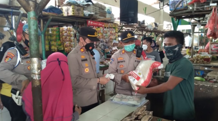 Kunjungi Pasar Inpres Kapolsek Pademangan Bagikan Bansos ke Pedagang