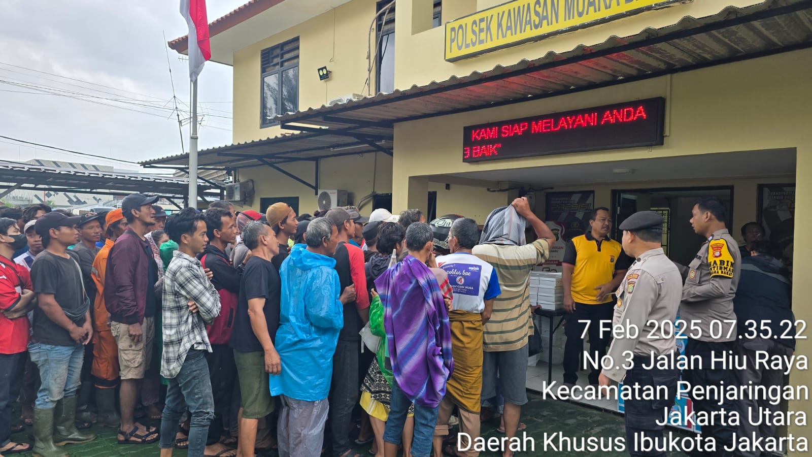 Polsek Kawasan Muara Baru, Berbagi Makanan Untuk Sesama, Dalam Jumat Berkah.
