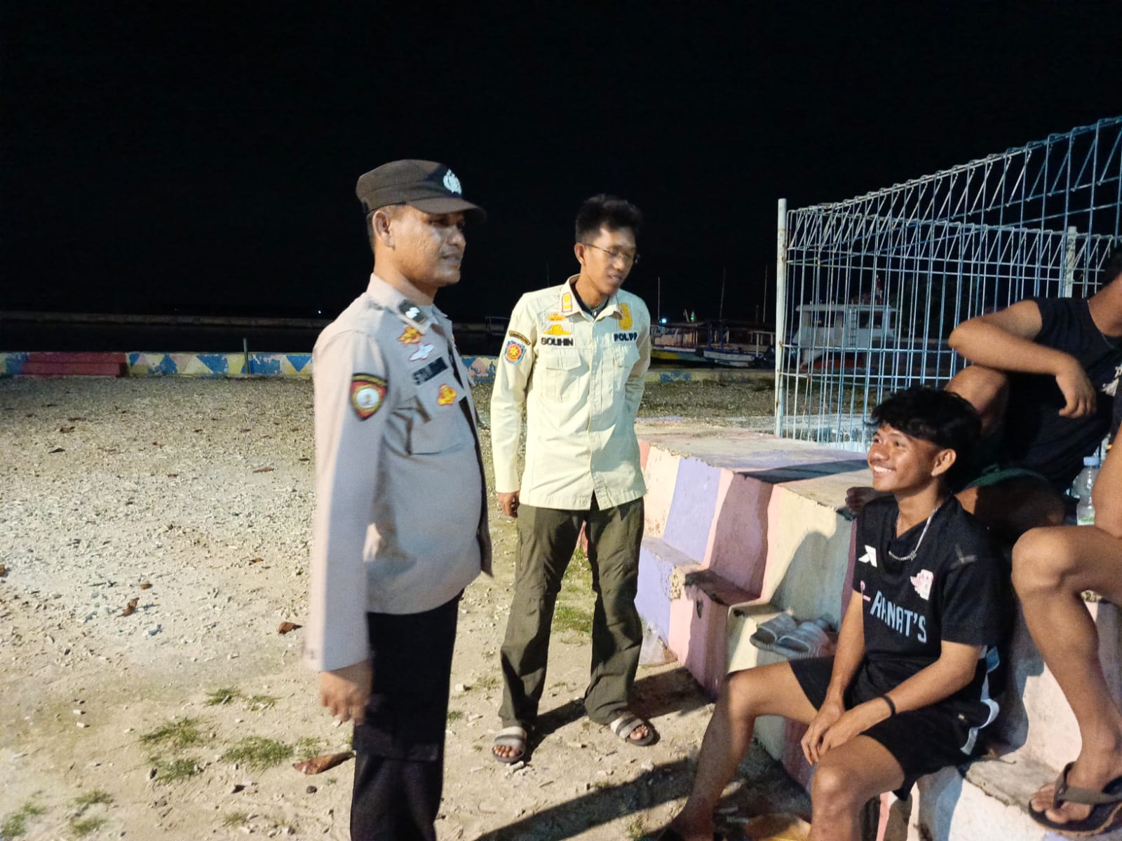 Polisi Humanis! Patroli Malam Polsek Kepulauan Seribu Utara Imbau Warga Tidak Main Judi Online