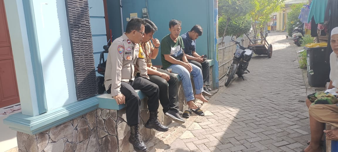 Bhabinkamtibmas Pulau Untung Jawa Sosialisasikan Keamanan dan Pencegahan Hoax ke Warga
