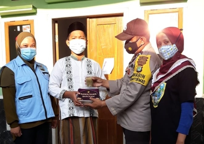 Hari Ini Polsek Kep Seribu Utara Bagikan Takjil Buka Puasa ke Warga di Empat Pulau