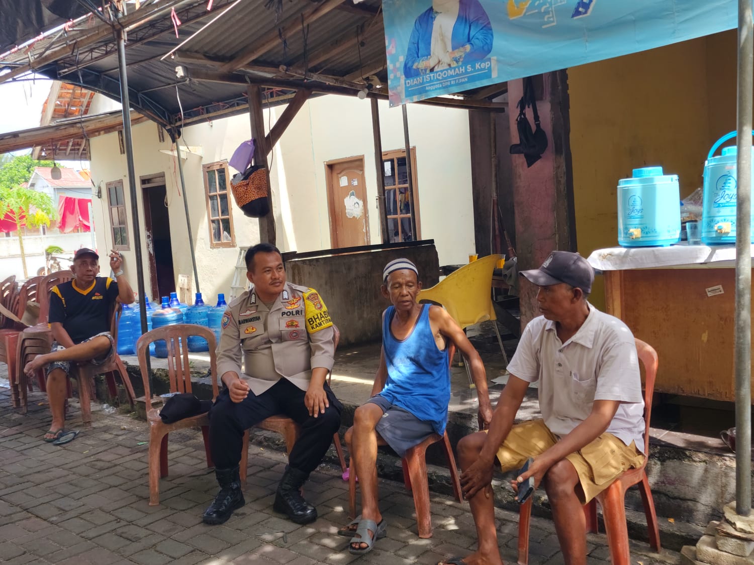Bhabinkamtibmas Pulau Pramuka Sambangi Masyarakat Toga Tomas untuk Himbau Keamanan dan Penggunaan Life Jacket