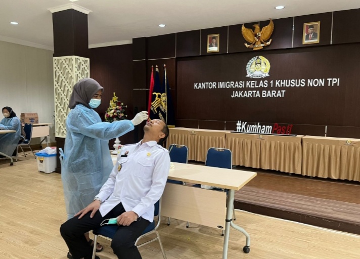 Usai Mudik, 159 Pegawai Kantor Imigrasi Jakbar Diswab Antigen