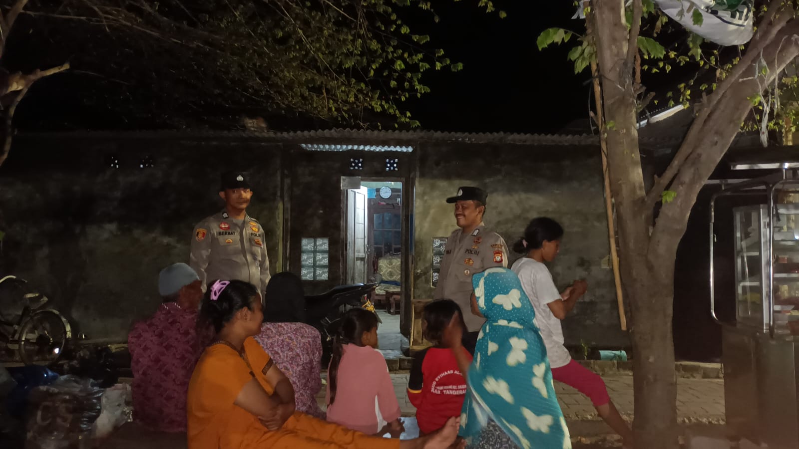 Patroli Malam Dialogis di Pulau Untung Jawa: Antisipasi Kenakalan Remaja dan Himbau Warga Waspadai Hoax serta Paham Radikal demi Kedamaian Pemilu 2024