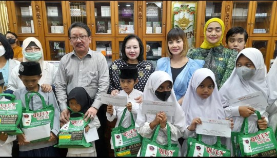 Klinik Bedah Plastik Queen Gelar Santunan Anak Yatim, Dihadiri Pelanggan Setia Barbie, Irma, Irfan Dan Nana Mardiana