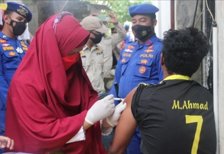 Sambangi Warga, Tim Vaksinasi Door to Door Polres Kep Seribu Edukasi dan Suntik Vaksin Ditempat