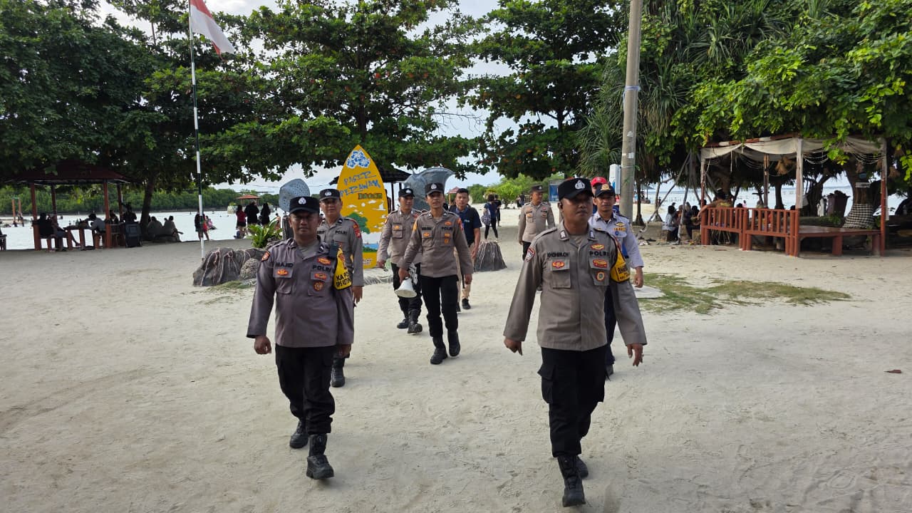 Patroli Jalan Kaki Pospam Ops Ketupat Jaya 2026, Polisi Sapa Wisatawan dan Imbau Keselamatan di Pantai, Hubungi 110 Saat Darurat