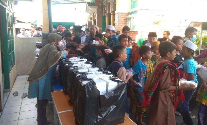 Jupiter Bagikan Nasi Boks Kepada Warga Kota Bambu Utara