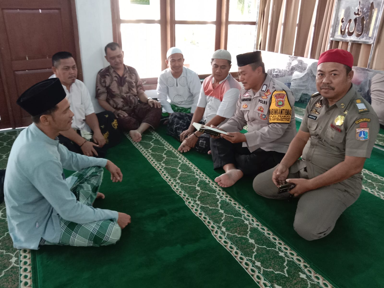 Bhabinkamtibmas Pulau Pramuka dan Warga Selenggarakan Giat Hataman dan Tadarus Al-Qur'an di Masjid Al-Makmuriyah