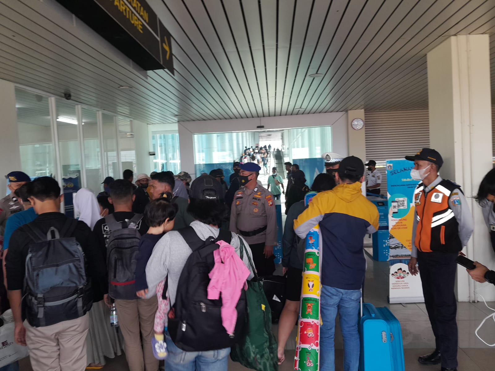 996 Penumpang Scan PeduliLindungi, Polres Kep. Seribu Gelar Pengawasan Prokes Ketat di Dermaga Kali Adem
