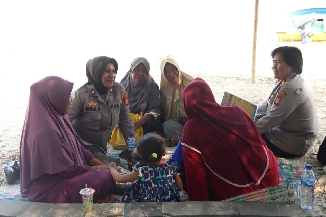 Srikandi Polres Kepulauan Seribu Galang Solidaritas dalam Kegiatan "Jumat Curhat" di Pulau Untung Jawa