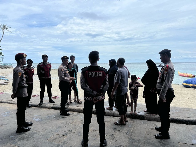 Anggota Pospam Lebaran 2025 Pulau Tidung Himbau Wisatawan Jaga Keselamatan Saat Berlibur