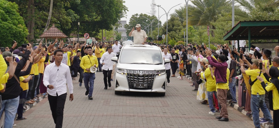 Prabowo Cium dan Sapa Anak-anak di Ponpes Roudatul Ulum Cidahu, Pandeglang